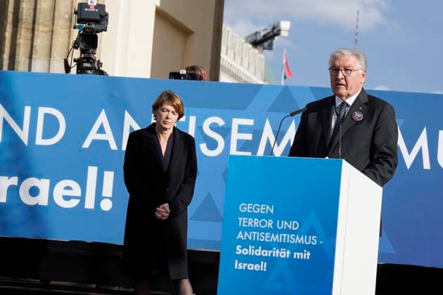 Bilder des Jahres 2023, News 10 Oktober News Themen der Woche KW42 Kundgebung für Israel, Frank-Walter Steinmeier, Elke Büdenbender Kundgebung zum Thema Aufstehen gegen Terror, Hass und Antisemitismus - in Solidarität und Mitgefühl mit Israel am Brandenburger Tor in Berlin, Bundespräsident, Frank-Walter Steinmeier, Elke Büdenbender Berlin Berlin GER *** Rally for Israel, Frank Walter Steinmeier, Elke Büdenbender Rally to stand up against terror, hatred and anti-Semitism in solidarity and compassion with Israel at the Brandenburg Gate in Berlin, Federal President, Frank Walter Steinmeier, Elke Büdenbender Berlin Berlin GER