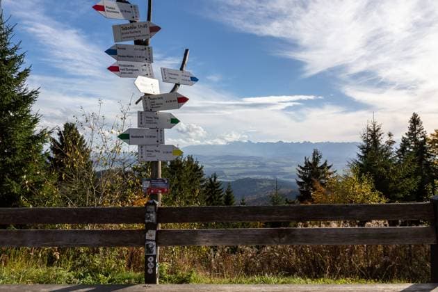 Tourist Visit Gorce Mountains In Poland A tourist paths sign is seen on Turbacz slope as Autumn colours cover Gorce, the picturesque mountain chain in Western Beskids , Poland on October 22, 2023. Nowy Targ Lesser Poland Poland  Copyright: xDominikaxZarzyckax originalFilename: zarzycka-touristv231021_nplO0.jpg