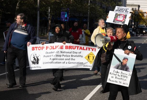 Bilder des Jahres 2023, News 10 Oktober News Themen der Woche KW42 News Bilder des Tages October 22, 2023, Newark, New Jersey, U.S: Demonstrators are shown during the Peoples Organization for Progress rally at The Peter Rodino Federal Building in Newark, NJ. They were demonstrating and protesting during the national day of action against police brutality. Newark U.S. - ZUMAp140 20231022_zap_p140_001 Copyright: xBrianxBranchxPricex