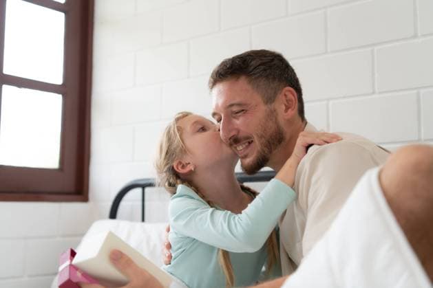 Father and daughter in the evening bedroom, with a surprise from a daughter who had prepared a birthday present. Father and daughter in the evening bedroom, with a surprise from a daughter who had prepared a birthday present. ,model released, Symbolfoto Copyright: xZoonar.com SunanxWongsa-ngax 20569728 ,model released, Symbolfoto ,property released