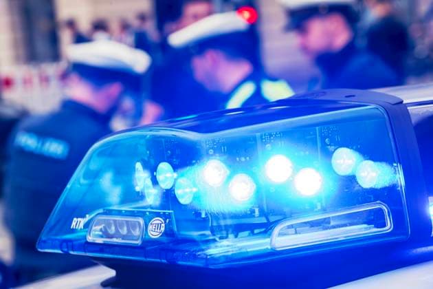 Blaulicht, Polizeieinsatz, München, Oktober 2023 Deutschland, München, Oktober 2023, Blaulicht bei Polizeieinsatz, Dachbalken auf dem Dach eines Einsatzfahrzeuges der Polizei, Polizisten, Symbolfoto Notfall, 110, Einsatz, Einsatzfahrzeug, Hersteller des Dachbalken ist Hella aus Lippstadt, *** Blue light, police operation, Munich, October 2023 Germany, Munich, October 2023, blue light during police operation, roof bar on the roof of a police emergency vehicle, police officers, symbol photo emergency, 110, operation, emergency vehicle, manufacturer of the roof bar is Hella from Lippstadt,