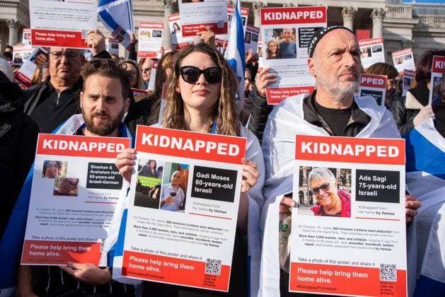 Bilder des Jahres 2023, News 10 Oktober News Themen der Woche KW42 News Bilder des Tages October 22, 2023, London, United Kingdom: Protesters hold placards with names of the hostages on them during the protest on the Trafalgar Square in London. Thousands of pro-Israel protesters gathered on the Trafalgar Square in London calling for the safe return of hostages from Gaza. Because more than 200 Israeli civilians have been kidnapped on the 7th of October by the Hamas terrorists. London United Kingdom - ZUMAs197 20231022_aaa_s197_450 Copyright: xKrisztianxElekx