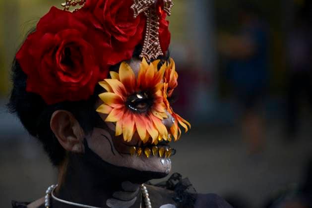 Caterinas Mega Parade - Mexico City A person dressed as Catrina takes part during the Annual Mega Parade of Catrinas 2023 as part of Day of the Dead (Dia de Muertos) celebration at Reforma Avenue. Mexico City, Mexico, October 22, 2023. Photo by Carlos Tischler Eyepix Group ABACAPRESS.COM Mexico City Mexico  Copyright: xTischlerxCarlos Eyepix ABACAx 872841_004 TischlerxCarlos Eyepix ABACAx 872841_004