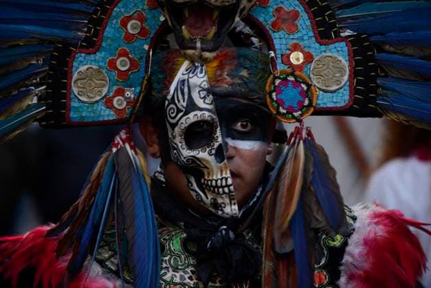 Caterinas Mega Parade - Mexico City A person dressed as Catrina takes part during the Annual Mega Parade of Catrinas 2023 as part of Day of the Dead (Dia de Muertos) celebration at Reforma Avenue. Mexico City, Mexico, October 22, 2023. Photo by Carlos Tischler Eyepix Group ABACAPRESS.COM Mexico City Mexico  Copyright: xTischlerxCarlos Eyepix ABACAx 872841_006 TischlerxCarlos Eyepix ABACAx 872841_006
