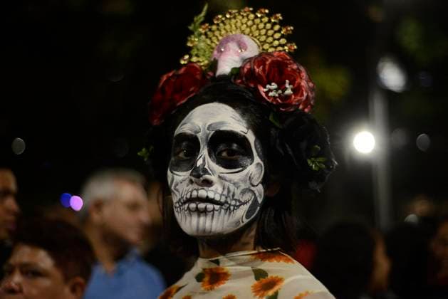 Caterinas Mega Parade - Mexico City A person dressed as Catrina takes part during the Annual Mega Parade of Catrinas 2023 as part of Day of the Dead (Dia de Muertos) celebration at Reforma Avenue. Mexico City, Mexico, October 22, 2023. Photo by Carlos Tischler Eyepix Group ABACAPRESS.COM Mexico City Mexico  Copyright: xTischlerxCarlos Eyepix ABACAx 872841_035 TischlerxCarlos Eyepix ABACAx 872841_035
