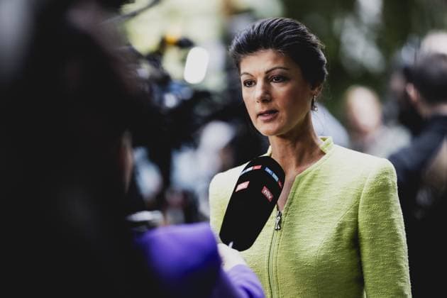 Sahra Wagenknecht, MdB, spricht zu den Medien nach einer Pressekonferenz zur Gruendung des Vereins Buendnis Sahra Wagenknecht - Fuer Vernunft und Gerechtigkeit zur Vorbereitung einer neuen Partei. Berlin, 23.10.2023. Berlin Deutschland *** Sahra Wagenknecht, MdB, speaks to the media after a press conference on the founding of the association Buendnis Sahra Wagenknecht Fuer Vernunft und Gerechtigkeit (Alliance for Reason and Justice) in preparation for a new party Berlin, 23 10 2023 Berlin Germany Copyright: xFlorianxGaertnerx