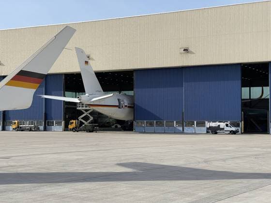 Airbus der Flugbereitschaft im Hangar in Koeln Bonn, Koeln, 11.10.2023. Die Flugbereitschaft ist der Bundeswehr, Abteilung Luftwaffe und betreut die Fluege der Bundesregierung. Pflege und Reperatur eines Airbus der als Regierungsmaschine dient. Koeln Deutschland *** Airbus of the Flugbereitschaft in the hangar in Cologne Bonn, Cologne, 11 10 2023 The Flugbereitschaft is the Bundeswehr, Department of Air Force and oversees the flights of the federal government maintenance and repair of an Airbus that serves as a government aircraft Cologne Germany Copyright: xUtexGrabowskyx