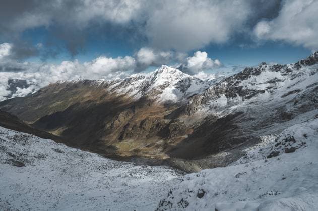 Creative Highlights World Alpental mit erstem Herbstschneefall l in den italienischen Alpen *** Alpine Valley with first Autumn snowfall l in the Italian Alps 1104302897
