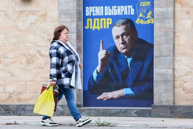 News Themen der Woche KW43 RUSSIA, DONETSK - OCTOBER 23, 2023: A pedestrian walks past a banner promoting the LDPR party. Dmitry Yagodkin TASS  63747842
