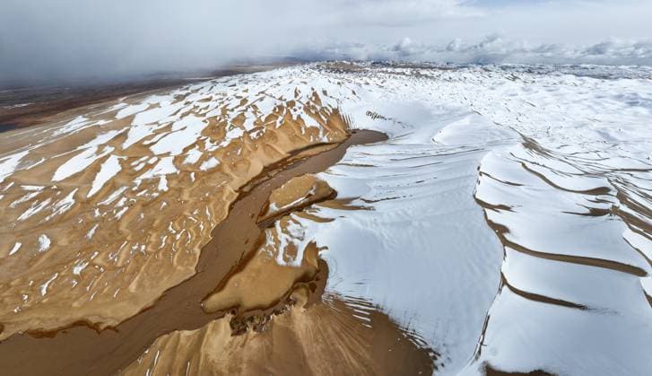 Creative Highlights World (231023) -- RUOQIANG, Oct. 23, 2023 -- This aerial panoramic photo taken on Oct. 16, 2023 shows a snow-covered fountain at the Altun Mountains National Nature Reserve in northwest China s Xinjiang Uygur Autonomous Region. With an average altitude of 4,580 meters, the Altun Mountains National Nature Reserve covers a total area of 45,000 square kilometers. The reserve is a representative of plateau desert ecosystem in China and is home to a wide variety of rare animals. ) CHINA-XINJIANG-ALTUN MOUNTAINS-NATURE RESERVE-SCENERY (CN) LixXiang 