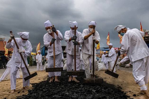 Bilder des Jahres 2023, News 10 Oktober News Themen der Woche KW43 News Bilder des Tages October 23, 2023, Kuala Lumpur, Kuala Lumpur, Malaysia: Malaysian Chinese devotees prepare charcoal during The Nine Emperor Gods Festival inside the Kau Ong Ya Temple in Ampang, Selangor on October 23, 2023. Taoists of Malaysia celebrate the beginning of the festival on the eve of the ninth lunar month of the Chinese calendar. The festival, which is held to invoke and welcome The Nine Emperor Gods, is primarily observed in Southeast Asian countries. Kuala Lumpur Malaysia - ZUMAl177 20231023_zip_l177_009 Copyright: xMohdxDaudx