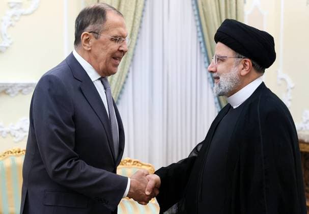 News Themen der Woche KW43 News Bilder des Tages Iran Russia 8541802 23.10.2023 In this handout photo released by the Russian Foreign Ministry, Russian Foreign Minister Sergey Lavrov, left, shakes hands with Iranian President Ebrahim Raisi before a meeting, in Tehran, Iran. Editorial use only, no archive, no commercial use. Russian Foreign Ministry Tehran Iran  Copyright: xx