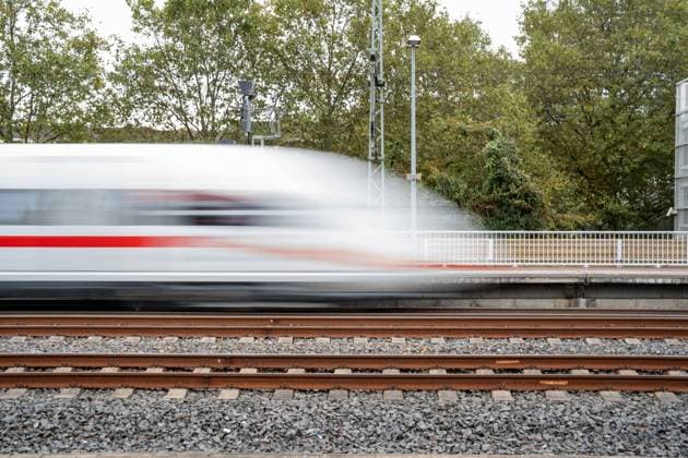 Ein ICE durchfährt den Bahnhof Siegburg-Bonn Symbolfoto Deutsche Bahn AG;Ein ICE durchfährt den Bahnhof Siegburg-Bonn Symbolfoto Deutsche Bahn AG, Siegburg Nordrhein-Westfalen Deutschland Bahnhof Siegburg-Bonn *** An ICE passes through Siegburg Bonn station symbol photo Deutsche Bahn AG An ICE passes through Siegburg Bonn station symbol photo Deutsche Bahn AG, Siegburg North Rhine Westphalia Germany Siegburg Bonn station