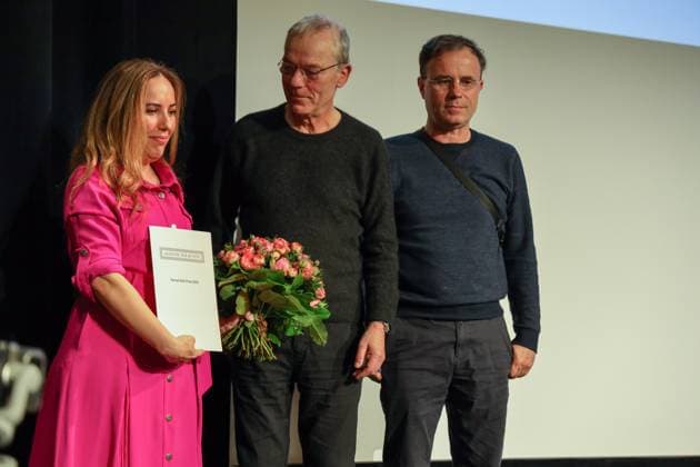 Verleihung des Konrad-Wolf-Preises an den im Belmarsh-Gefängnis in Großbritannien einsitzenden Journalisten und Gründer von Wikileaks Julian Assange am 22.10.2023 in der Akademie der Künste Berlin. Der Preis wurde von Stella Assange entgegengenommen. Die Jury bestand aus Nele Hertling, Thomas Heise gemeinsam mit dem Drehbuchautor Thomas Wendrich. Die Laudatio hielt Thomas Heise.