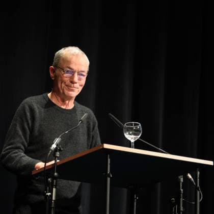 Verleihung des Konrad-Wolf-Preises an den im Belmarsh-Gefängnis in Großbritannien einsitzenden Journalisten und Gründer von Wikileaks Julian Assange am 22.10.2023 in der Akademie der Künste Berlin. Der Preis wurde von Stella Assange entgegengenommen. Die Jury bestand aus Nele Hertling, Thomas Heise gemeinsam mit dem Drehbuchautor Thomas Wendrich. Die Laudatio hielt Thomas Heise.