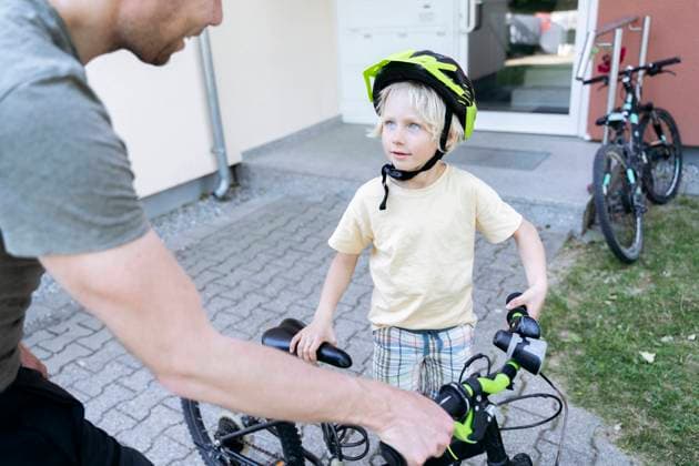 Smiling boy with father holding bicycle at footpath model released, Symbolfoto, NJAF00430