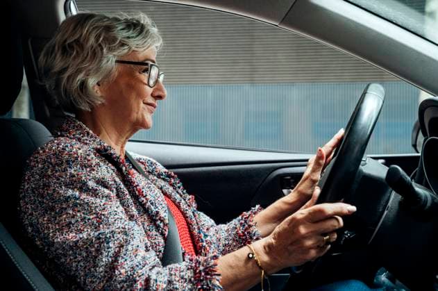 Smiling senior businesswoman driving car model released, Symbolfoto, GDBF00072