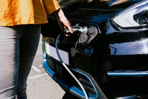 Hands of woman charging electric car model released, Symbolfoto, AMWF01559