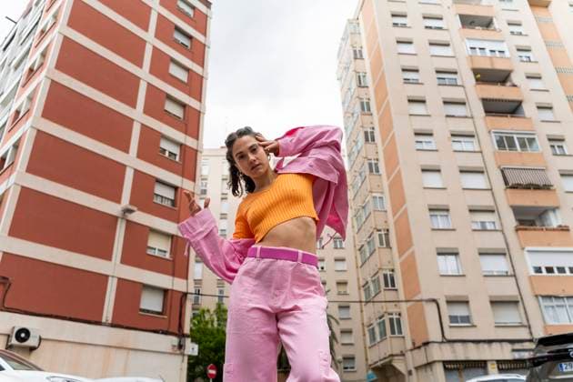 Woman dancing in front of building model released, Symbolfoto, AFVF09285