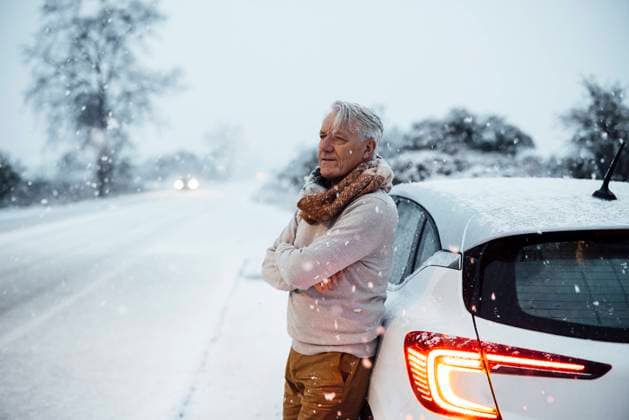 Contemplative man leaning on car in snow model released, Symbolfoto, JOSEF21016