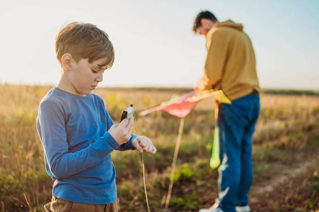 Father and son with kite in field model released, Symbolfoto, ANAF02169