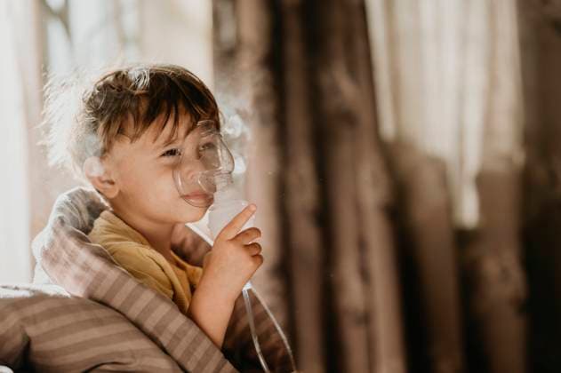 Preschool boy with nebulizer at home model released, Symbolfoto property released, ANAF02219
