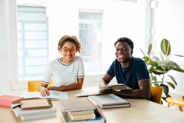 Tschechien, Hochschule streicht wegen KI und Plagiate Bachelorarbeiten Happy students with books studying in library model released, Symbolfoto property released, EBSF03890