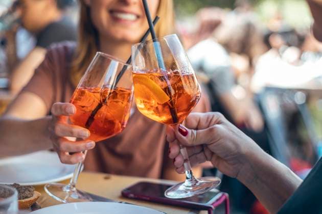 Tourists toasting drinks at restaurant model released, Symbolfoto, JSRF02648