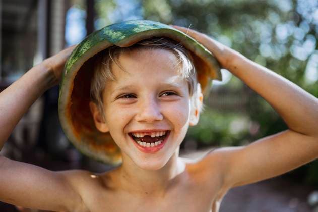 Creative Highlights Symbolbilder Happy boy playing with hat of watermelon model released, Symbolfoto, ANAF02280