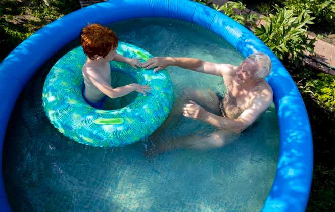 Grandfather and grandson spending leisure time in wading pool at garden model released, Symbolfoto, MBLF00001