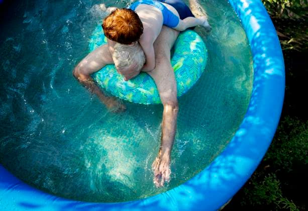 IMAGO Creative: Sommer, Sommertage im Garten Grandfather and grandson swimming in wading pool at garden model released, Symbolfoto, MBLF00002