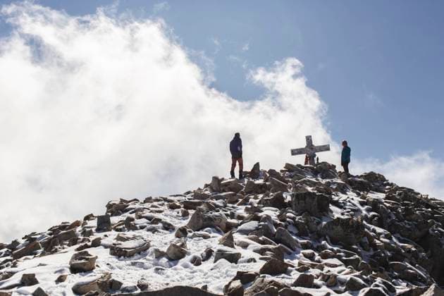 Friends standing near summit cross on mountain model released, Symbolfoto, PCLF00869