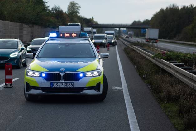 Melle, Deutschland 23. Oktober 2023: Ein Einsatzfahrzeug, Streifenwagen, der Polizei steht mit Blaulicht als Absperrung eines Fahrstreifens auf der Autobahn. Landkreis Osnabrück Niedersachsen *** Melle, Germany 23 October 2023 An emergency vehicle, patrol car, of the police stands with blue light as a barrier of a lane on the freeway district Osnabrück Lower Saxony Copyright: xFotostandx xGelhotx
