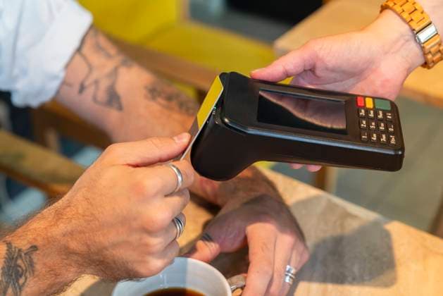 Man paying via tap to pay at cafe model released, Symbolfoto property released, VPIF08795