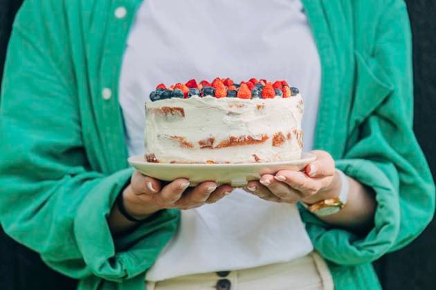 Hands of woman holding cake in plate model released, Symbolfoto, VSNF01124