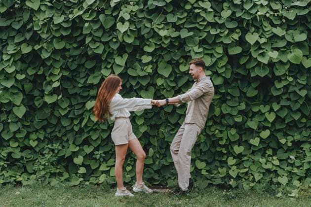 Young couple dancing in front of plants in garden model released, Symbolfoto, YTF00907