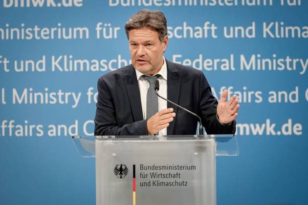 News Themen der Woche KW43 News Bilder des Tages Pressekonferenz zur Vorstellung der Industriestrategie Wirtschafts- und Klimaminister Robert Habeck (Gruene) im Portrait bei der Pressekonferenz zur Vorstellung der Industriestrategie im Bundesministerium fuer Wirtschaft und Klimaschutz, Berlin , 24.10.2023 Berlin Berlin Deutschland *** Press conference for the presentation of the industrial strategy Economy and Climate Minister Robert Habeck Gruene in portrait at the press conference for the presentation of the industrial strategy in the Federal Ministry for the Economy and Climate Protection, Berlin , 24 10 2023 Berlin Berlin Germany