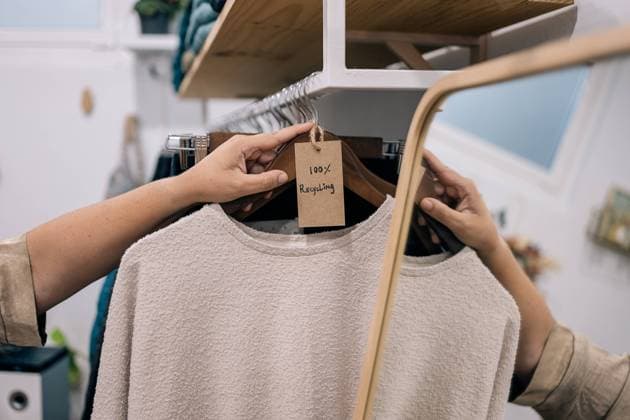 MR_ID17056_15363_AuroraGonzalez.jpg A second hand sweater on a wooden hanger with a cardboard tag in a store. Model Released HodeiUnzueta_ID17056_519787_010 Copyright: xHodeixUnzuetax RECORD DATE NOT STATED