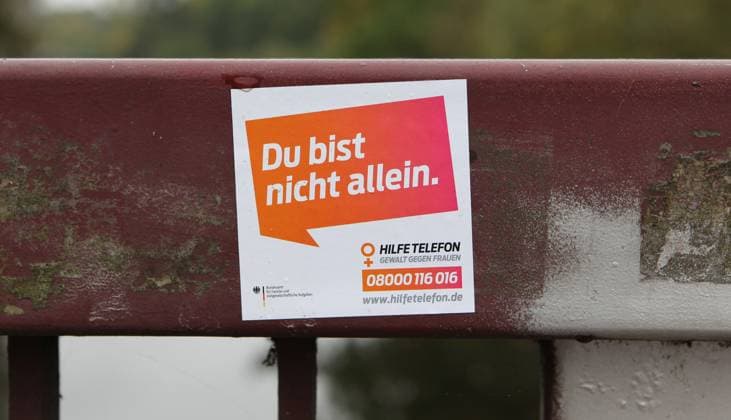 Ein Aufkleber vom Beratungsangebot Das Hilfetelefon Gewalt gegen Frauen klebt an einer Brücke. Winterhude Hamburg *** A sticker from the counseling service The Help Line Violence Against Women sticks to a bridge Winterhude Hamburg