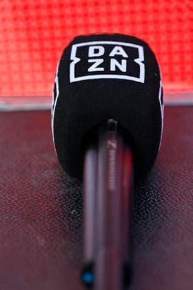  Mikrofon, Mikro, Logo, DAZN, Voith-Arena, Heidenheim, Baden-Württemberg, Deutschland, Europa *** Microphone, Micro, Logo, DAZN, Voith Arena, Heidenheim, Bathing Württemberg, Germany, Europe Copyright: imageBROKER/MichaelxWeber iblimw09758761.jpg