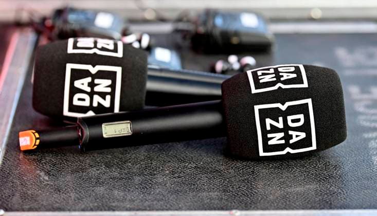 Mikrofon, Mikro, Logo, DAZN, Voith-Arena, Heidenheim, Baden-Württemberg, Deutschland, Europa *** Microphone, Micro, Logo, DAZN, Voith Arena, Heidenheim, Bathing Württemberg, Germany, Europe Copyright: imageBROKER MichaelxWeber iblimw09758762.jpg