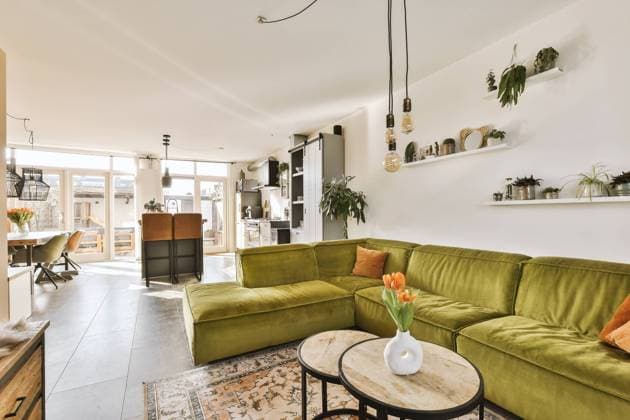 PR_ID13970_3563_Kagertuinen57.jpg Green couch with coffee table and light bulbs arranged in living room against open plan kitchen in contemporary apartment, Property released Model Released ProCreators_ID13970_421170_004 Copyright: xProxCreatorsx