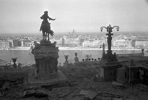BUDAPEST VIEW 2600 01.05.1945 A view of liberated Budapest from the embankment. Boris Sputnik Budapest Hungary  Copyright: xBorisx