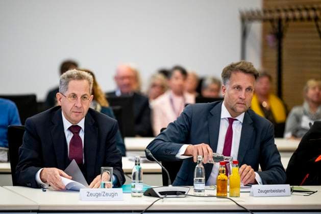 News Bilder des Tages THÜRINGER LANDTAG - UNTERSUCHUNGSAUSSCHUSS 7 3 24 10 2023 - Erfurt: Tagung des Untersuchungsausschusses 7 3 ãPolitisch motivierte GewaltÒ am 24. Oktober 2023 im Thüringer Landtag. In öffentlicher Sitzung werden Beweise durch die Anhörung von Zeugen bezüglich der Entwicklung und Strukturen politisch motivierter Gewaltkriminalität in Thüringen sowie zur Entwicklung und Ausmaß politisch motivierter Gewaltkriminalität allgemein und im Freistaat Thüringen vernommen. Der Zeuge, der Bundesvorsitzende der Werteunion, Hans-Georg Maaßen, mit seinem Rechtsbeistand Prof. Dr. Ralf Höcker. _________________ *** THURINGIAN STATE DAY INVESTIGATION COMMITTEE 7 3 24 10 2023 Erfurt Meeting of the Investigation Committee 7 3 ÒPolitically Motivated Violenc