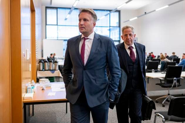 THÜRINGER LANDTAG - UNTERSUCHUNGSAUSSCHUSS 7 3 24 10 2023 - Erfurt: Tagung des Untersuchungsausschusses 7 3 ãPolitisch motivierte GewaltÒ am 24. Oktober 2023 im Thüringer Landtag. In öffentlicher Sitzung werden Beweise durch die Anhörung von Zeugen bezüglich der Entwicklung und Strukturen politisch motivierter Gewaltkriminalität in Thüringen sowie zur Entwicklung und Ausmaß politisch motivierter Gewaltkriminalität allgemein und im Freistaat Thüringen vernommen. Der Zeuge, der Bundesvorsitzende der Werteunion, Hans-Georg Maaßen, mit seinem Rechtsbeistand Prof. Dr. Ralf Höcker. _________________ *** THURINGIAN STATE DAY INVESTIGATION COMMITTEE 7 3 24 10 2023 Erfurt Meeting of the Investigation Committee 7 3 ÒPolitically Motivated Violenc