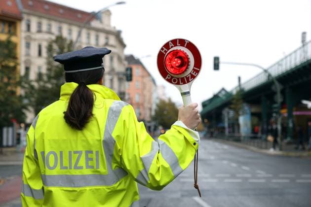 24.10.2023, Berlin - Deutschland. Die Polizei führt in der Schönhauser Allee eine Verkehrssonderkontrolle durch. *** 24 10 2023, Berlin Germany Police conduct special traffic control in Schönhauser Allee