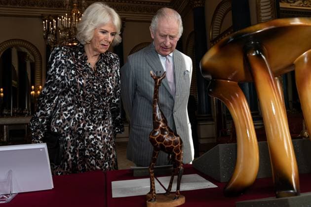 Entertainment Themen der Woche KW43 Entertainment Bilder des Tages . 24 10 2023. London, United Kingdom. King Charles III and Queen Camilla, view part of the Royal Collection at a reception for the Kenyan diaspora in the UK at Buckingham Palace in London.  xPoolx xi-Imagesx IIM-24760-0004