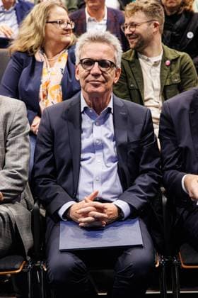 24.10.2023. Düsseldorf. Der nationale Bibliothekspreis Bibliothek des Jahres 2023 geht an die Düsseldorfer Zentralbibliothek. Der mit 20.000 Euro dotierte Preis wird vom Deutschen Bibliotheksverband e.V. (dbv) und der Deutsche Telekomstiftung verliehen. Hier: Dr. Thomas de Maizière, Vorsitzender Deutsche Telekom Stiftung. Düsseldorf Zentralbibliothek Nordrhein-Westfalen Deutschland