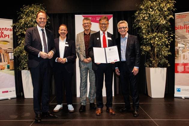News Bilder des Tages 24.10.2023. Düsseldorf. Der nationale Bibliothekspreis Bibliothek des Jahres 2023 geht an die Düsseldorfer Zentralbibliothek. Der mit 20.000 Euro dotierte Preis wird vom Deutschen Bibliotheksverband e.V. (dbv) und der Deutsche Telekomstiftung verliehen. Hier (v. li.): Oberbürgermeister Dr. Stephan Keller, Stephan Schwering, Leiter der Zentralbibliothek, Volker Heller, Bundesvorsitzender des dbv, Dr. Norbert Kamp, Direktor der Stadtbüchereien und Dr. Thomas de Maizière, Vorsitzender Deutsche Telekom Stiftung. Düsseldorf Zentralbibliothek Nordrhein-Westfalen Deutschland