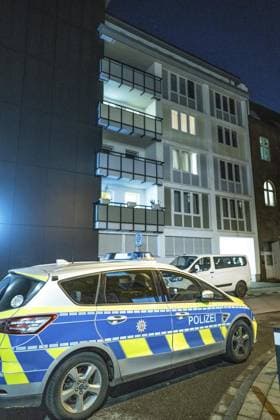 News Themen der Woche KW43 News Bilder des Tages Festnahme wegen Terrorverdacht in einem Haus an der Cecilienstraße in Duisburg. *** NUR FÜR REDAKTIONELLE ZWECKE *** EDITORIAL USE ONLY ***<p>Vor einem Wohnhaus an der Ecke Cecilienstraße in Duisburg steht am Dienstag, 24. Oktober 2023 ain Fahrzeug der Polizei. In dem Haus hat es die Festnahme einer Person gegeben die des Terrors verdächtigt wird. Duisburg NRW Duisburg Copyright: STEFANxAREND *** Arrest on suspicion of terrorism in a house on Cecilienstrasse in Duisburg FOR EDITORIAL PURPOSES ONLY EDITORIAL USE ONLY p A police vehicle is parked in front of a residential building on the corner of Cecilienstrasse in Duisburg on Tuesday, October 24, 2023 In the house there has been the arrest of a person suspected of terrorism Duisburg Copyright: STEFANxAREND doc7sj2xhn4o0210622fdha ,EDITORIAL USE ONLY